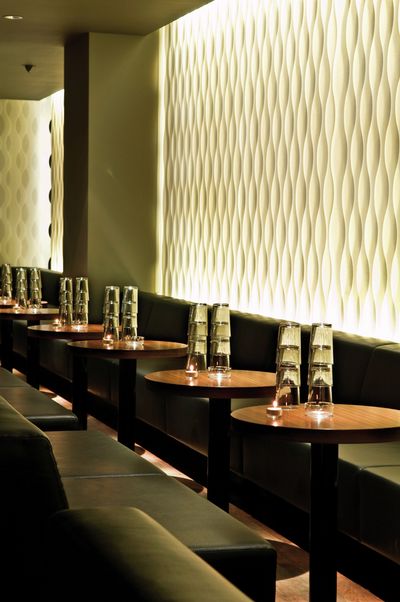 Verticale lamelgordijnsystemen, SG 2810, Multi Visio, Room shot "Amber Club", Zurich, Switzerland, Vertical Waves