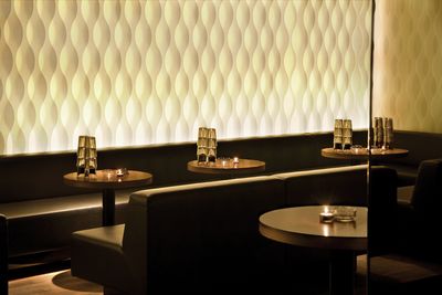 Verticale lamelgordijnsystemen, SG 2910, Multi Visio, Room shot "Amber Club", Zurich, Switzerland, Vertical Waves