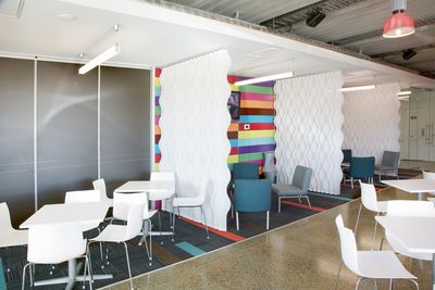 Verticale lamelgordijnsystemen, SG 2900, Multi Visio, Room shot "Express Data", Auckland, New Zealand, Vertical Waves