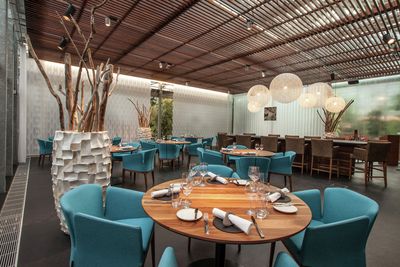 Verticale lamelgordijnsystemen, SG 2950, Multi Visio, Room shot "Oona the Restaurant", Frutigen, Switzerland, Vertical Waves