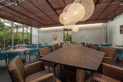 Verticale lamelgordijnsystemen, SG 2950, Multi Visio, Room shot "Oona the Restaurant", Frutigen, Switzerland, Vertical Waves